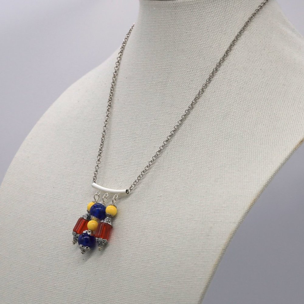 Wonder Woman theme necklace with figurine included. - Picture 2 of 4